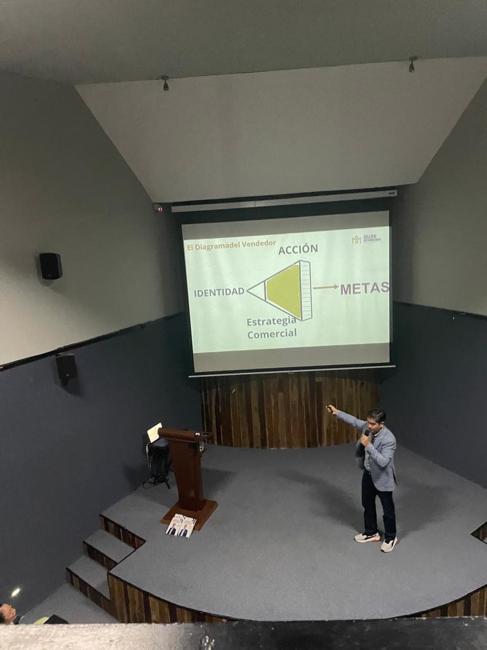 Miguel Gámez presentando El Diagrama del Vendedor