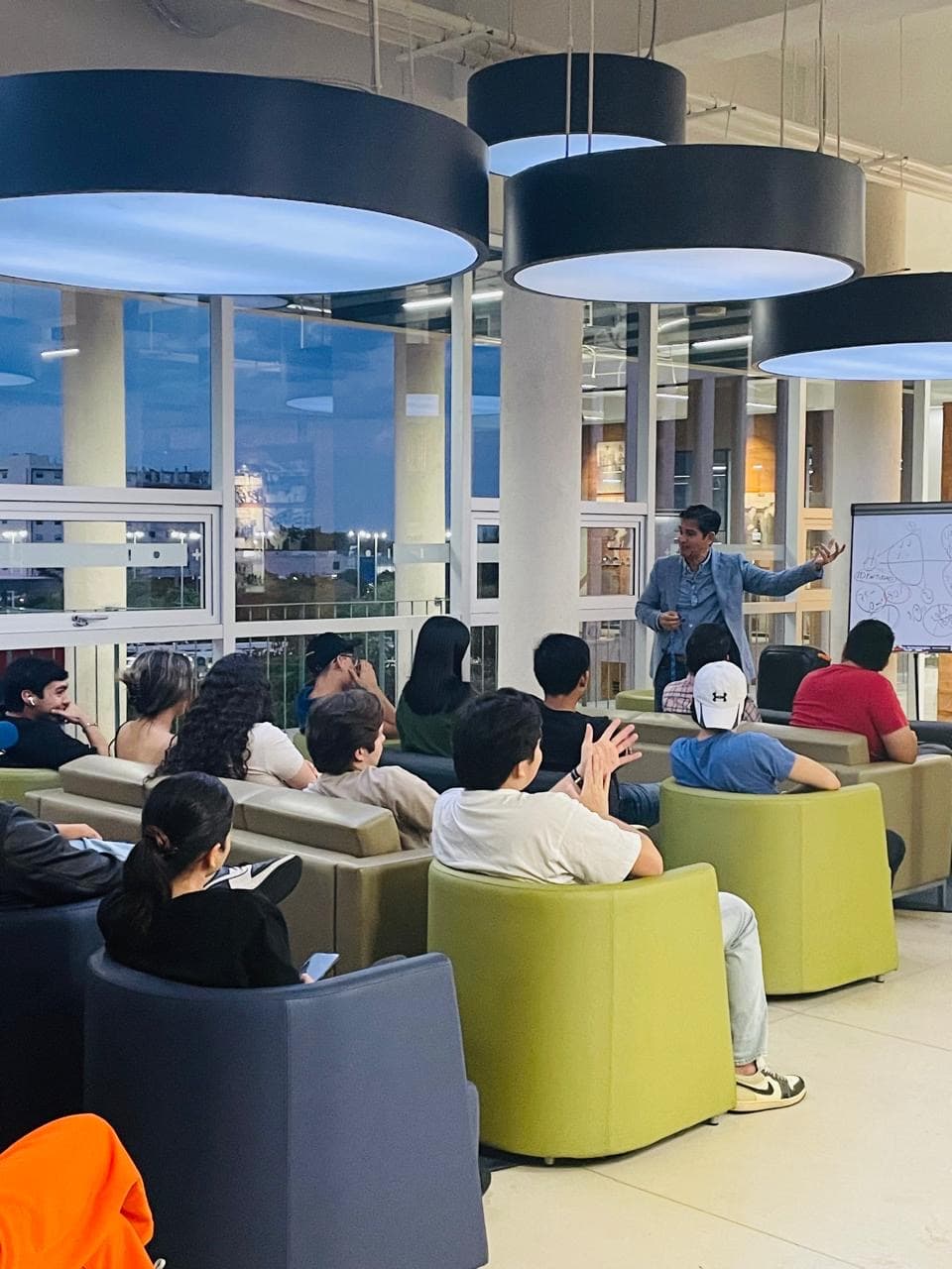 Miguel Gámez compartiendo una charla con estudiantes